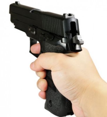 A tras cu pistolul într-un bărbat, la 12 ani
